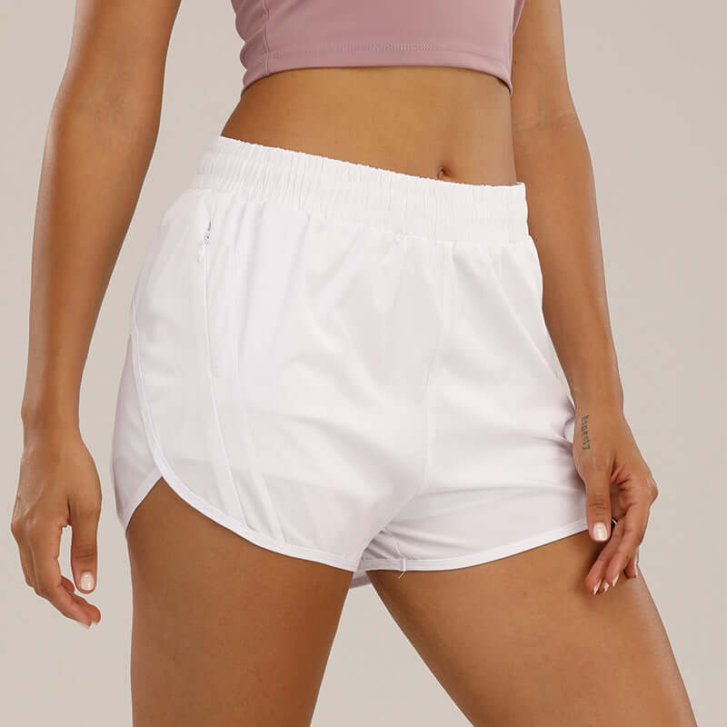 Short de course femme blanc, ultra-léger, conçu pour liberté de mouvement et performance maximale.