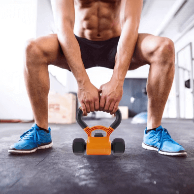Homme s'entraînant avec un kettlebell orange sur un sol de gym, travaillant la force et l'endurance.