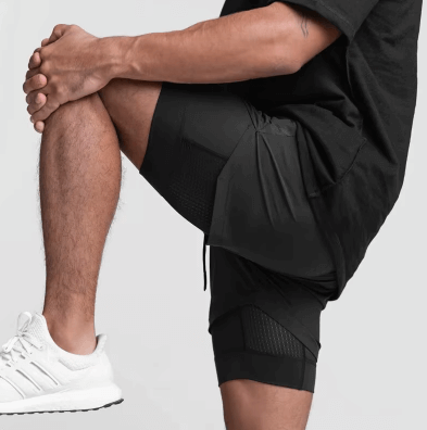 Homme portant un short de course noir, illustrant confort et performance pour les activités sportives.